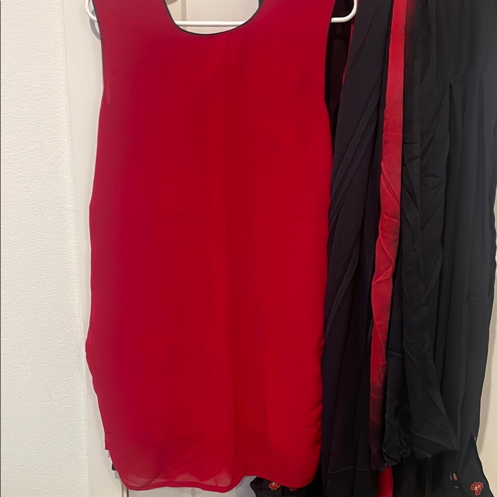 Embellished Red Sleeveless salwar kameez - Picture 4 of 6
